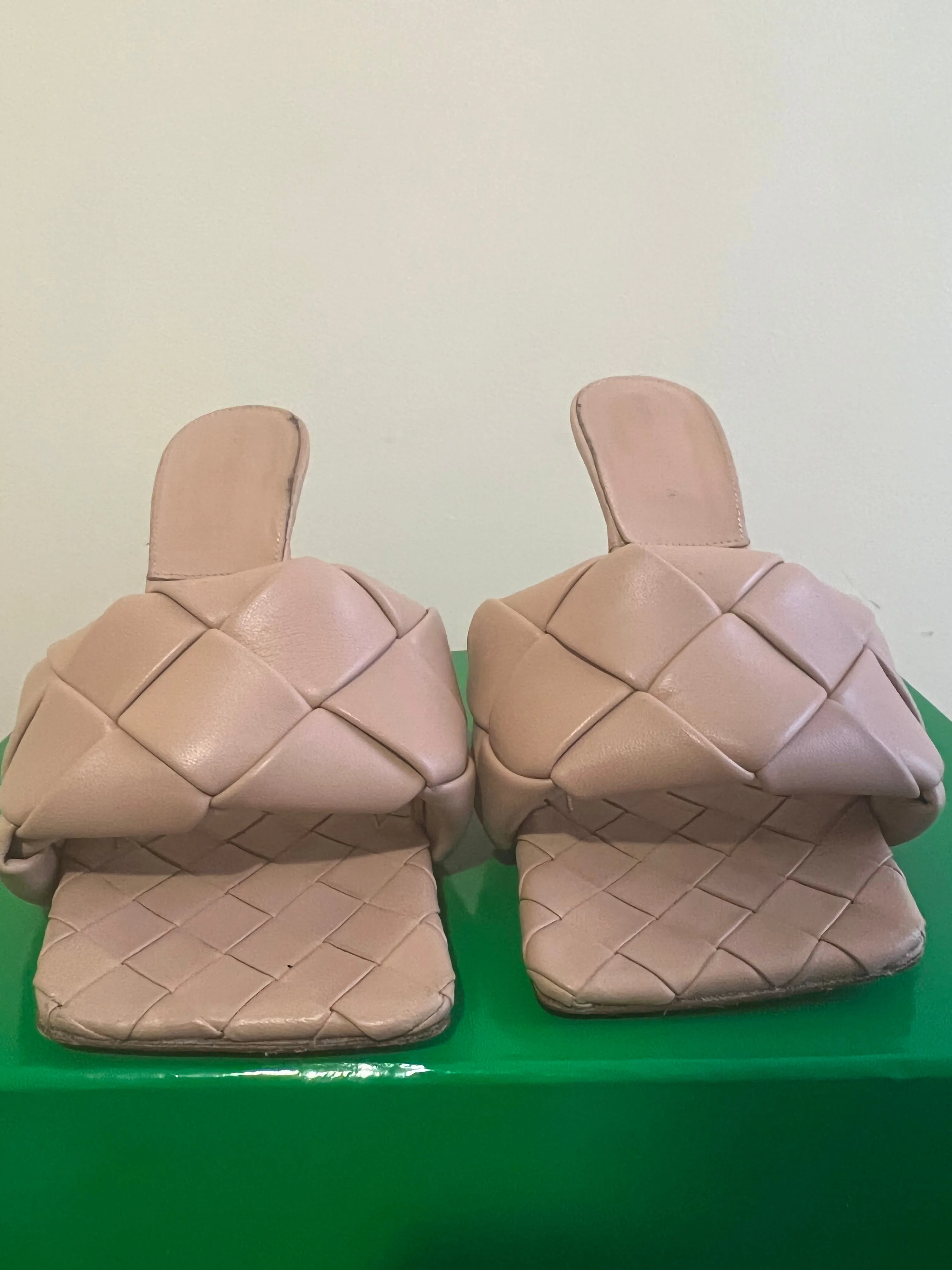 BOTTEGA VENETA LIDA MULE (COLOR TAN)