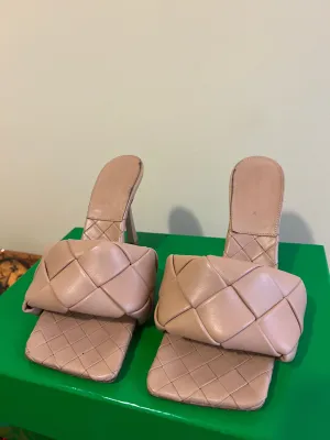 BOTTEGA VENETA LIDA MULE (COLOR TAN)