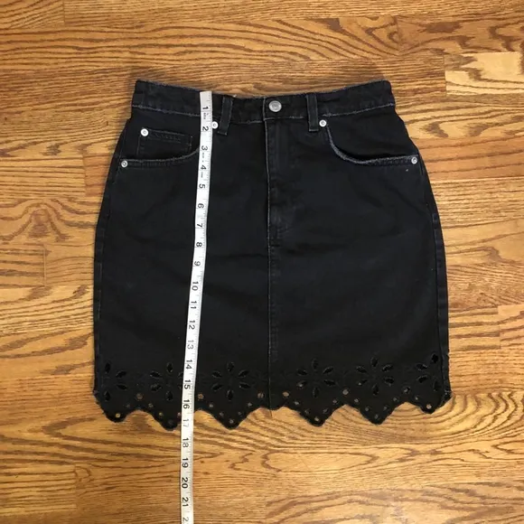 H&amp;m Washed denim short skirt with pockets, high waist and embroidery