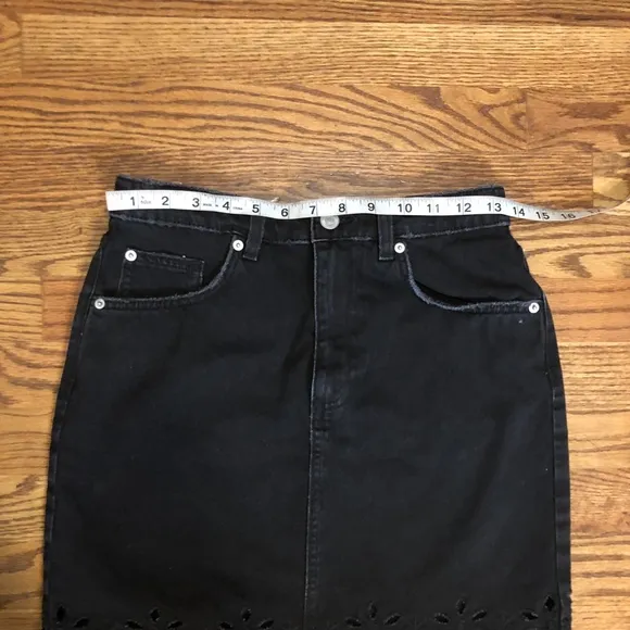 H&amp;m Washed denim short skirt with pockets, high waist and embroidery