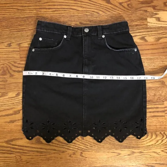 H&amp;m Washed denim short skirt with pockets, high waist and embroidery